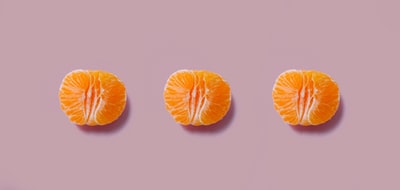 三个橙色水果
